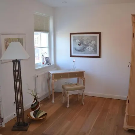 House Pella Modern Retreat * Born